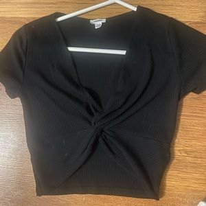 Black front cross t-shirt.